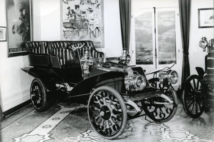Automobile de la marque CORRE de 1904 carrosserie E-VICART moteur ASTER 4 cylindres boîte de 3 vitesses et marche arrière Refroidissement à eau par deux radiateurs latéraux disposés de chaque côtés du capot vitesse de 65km/h deux types de phares à pétrole et à gaz acétylène roues élastiques porte à l'arrière pour les passagers