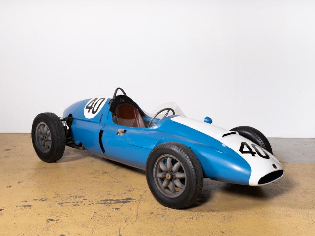 Automobile COOPER -  Climax T51 de 1959 moteur COVENTRY-CLIMAX 4 cylindres Boite 4 vitesses + marche arrière Freins à disques à commande hydraulique Carrosserie en aluminium bleu blanche et inscription noire du nombre 40 sur le capot vitesse de 250 km/h