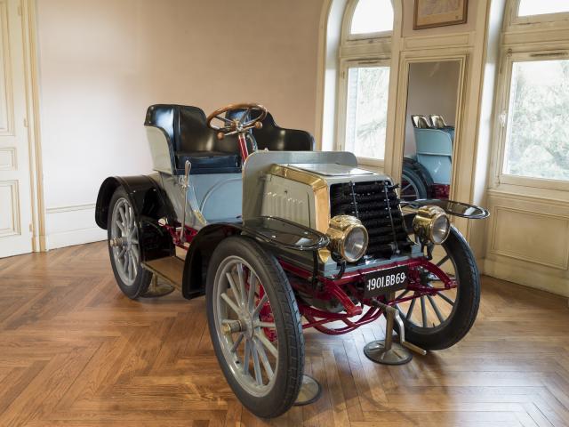 Automobile Luc Court 1901 modèle de course avec 2 sièges baquets boîte de vitesses à 5 rapports + marche arrière autour du volant vitesse de 54 km/h