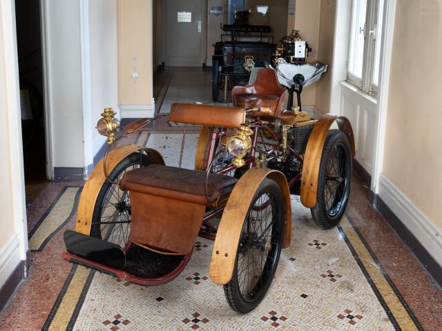 DARRACQ PERFECTA Type Tourisme Quadricycle 1900 France Moteur ASTER monocylindre 4CV à refroidissement liquide vitesse de 50km/h Transmission à deux vitesses système BOZIER Démarrage par pédalage Allumage par piles rupteur et bobine