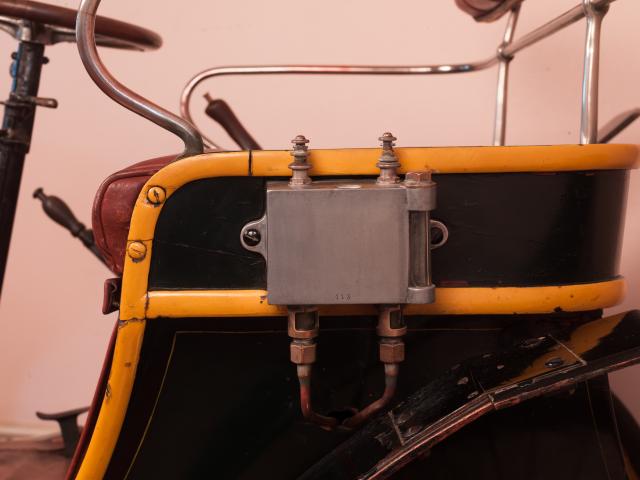 Automobile Rochet frères construite vers 1898 voiturette vis à vis réservoir à huiles à gauche volant à droite