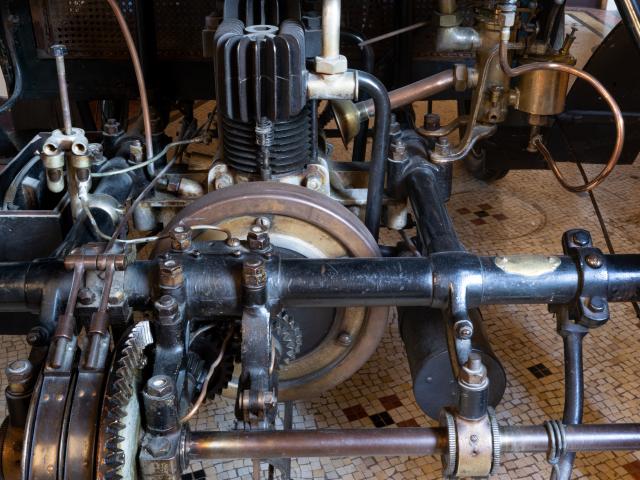 Automobile Decauville 1899 voiturette 3 places vis-à-vis moteur 2 cylindres à l'arrière 5CV