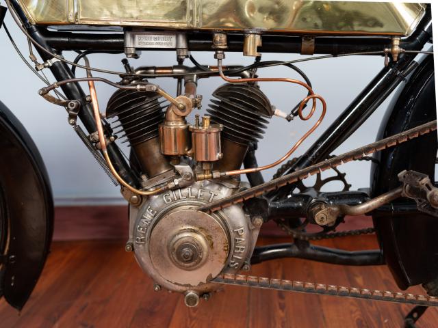 Motocyclette RENE GILLET 6HP moteur bicylindre en V à 45° 4 temps 3620 V Twin 758 cm3cylindres borgnes (culasses non détachables), soupapes d'admission automatiques, allumage par magnéto située dans un compartiment du réservoir vu de l'autre côté