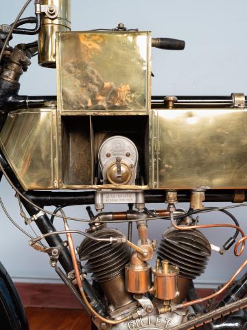 Motocyclette RENE GILLET 6HP moteur bicylindre en V à 45° 4 temps 3620 V Twin 758 cm3 cylindres borgnes (culasses non détachables), soupapes d'admission automatiques, allumage par magnéto située dans un compartiment du réservoir