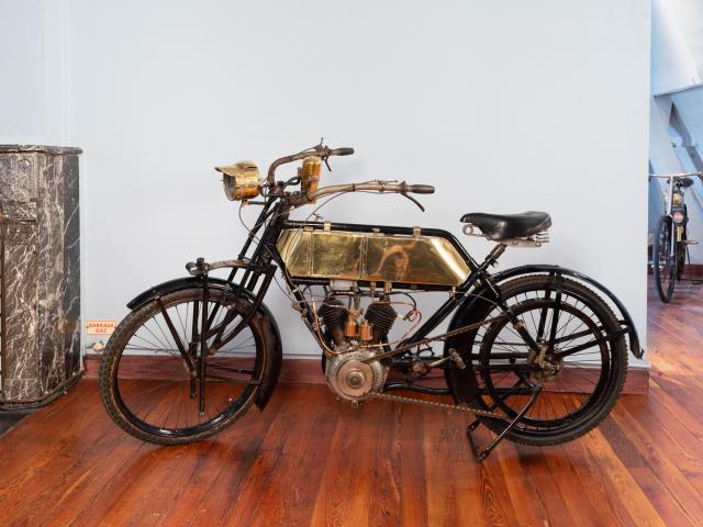 Motocyclette RENE GILLET 6HP moteur bicylindre en V à 45° 4 temps 3620 V Twin 758 cm3 Transmission directe par courroie Fourche avant adaptable à suspension par lames de ressort freins arrière à enroulement vitesse 70km/h