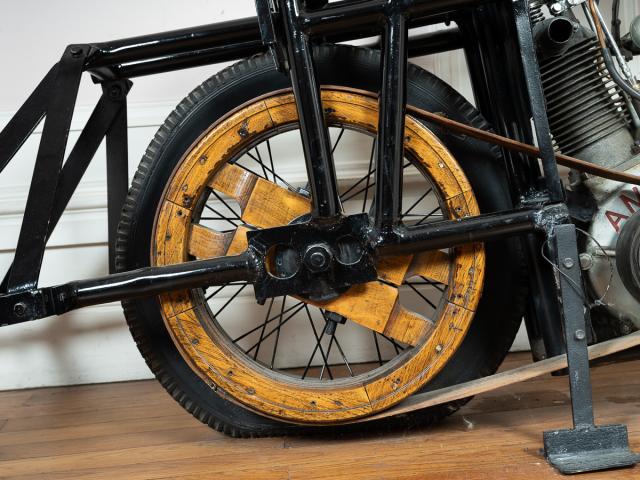 Motocyclette d'entrainement pour stayers transmission par courroies construction artisanale