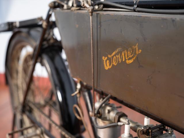 Motocyclette WERNER noire 1904-1905 réservoir noir avec écrit dessus WERNER