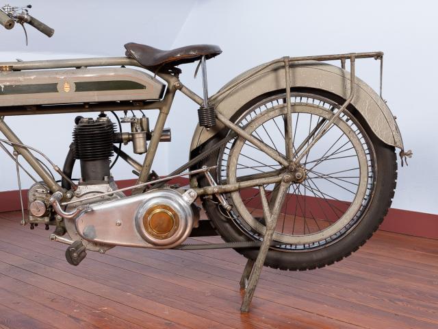 Motocyclette TRIUMPH 1916 transmission primaire par chaîne boîte STURMEY-ARCHER 2 vitesses à main droite transmission secondaire par courroie suspension avant par fourche pendulaire pas de suspension arrière