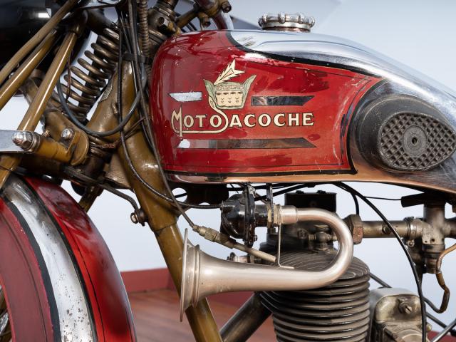 Motocyclette rouge MOTOSACOCHE-France Type 311F moteur monocylindre MAG 9CV 350cm3 à 3800tr/min allumage par magnéto