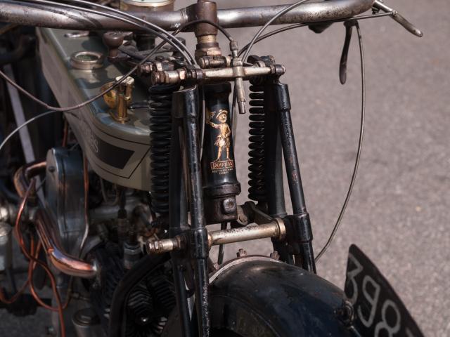 Motocyclette Douglas 1919 suspension avant par fourche à parallélogramme pas de suspension arrière