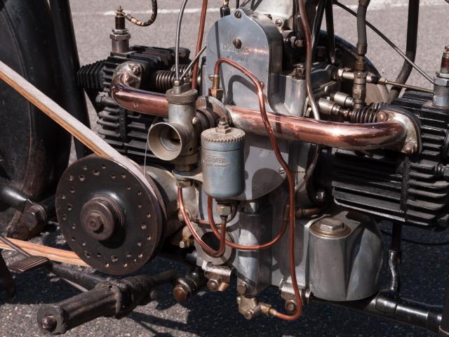 Motocyclette Douglas 1919 Moteur bicylindre à plat 4 temps 596 cm3 soupapes latérales allumage par magnéto boîte 2 vitesses par levier sur réservoir vitesse de 80 km/h