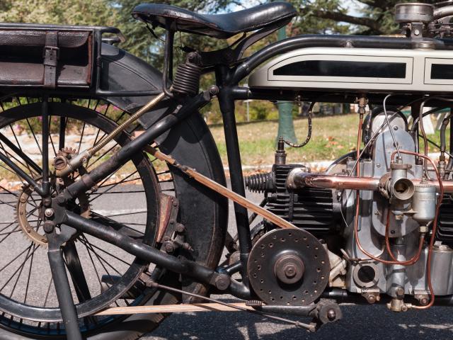 Motocyclette Douglas 1919 Moteur bicylindre à plat 4 temps 596 cm3 soupapes latérales allumage par magnéto transmission primaire par chaîne boîte 2 vitesses par levier sur réservoir transmission secondaire par courroie,vitesse de 80 km/h