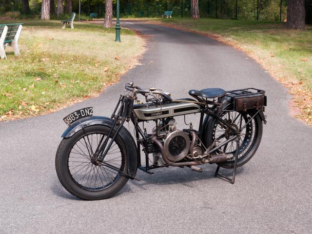 Motocyclette Douglas 1919 Moteur bicylindre à plat 4 temps 596 cm3 vitesse de 80 km/h