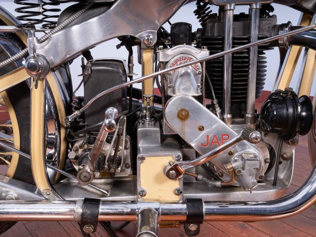 Motocyclette grise MGC 500 cm3 Type N 3 A Moteur monocylindre 4 temps JAP double échappement 490cm3 allumage par magnéto