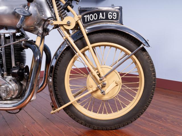 Motocyclette grise MGC 500 cm3 Type N 3 A Moteur monocylindre 4 temps JAP double échappement 490cm3 suspension avant par fourche à parallélogramme freinage couplé avant et arrière au pied droit avec répartiteur