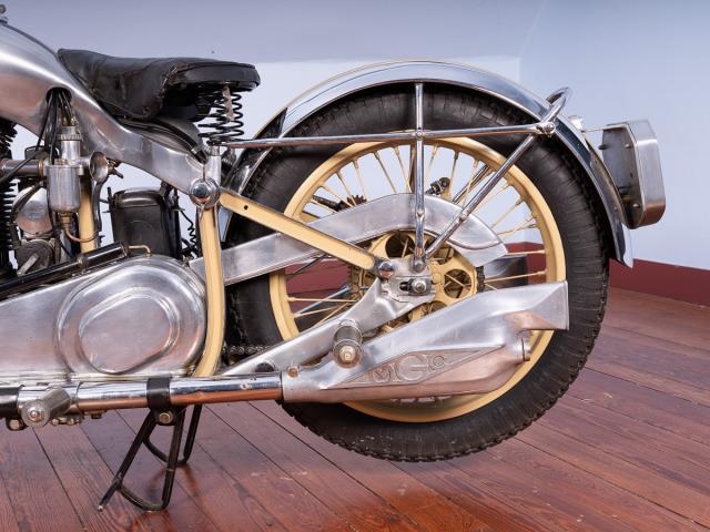 Motocyclette grise MGC 500 cm3 Type N 3 A Moteur monocylindre 4 temps JAP double échappement 490cm3 freinage couplé avant et arrière au pied droit avec répartiteur pas de suspension arrière