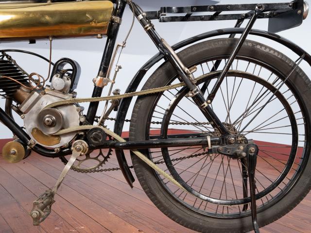 Motocyclette Deronziere - detail roue et moteur