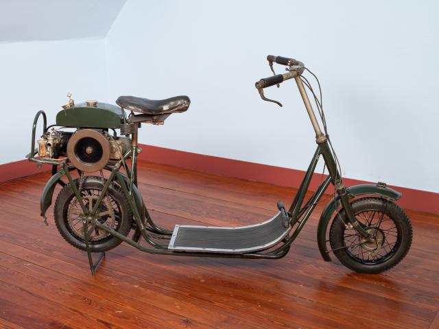 Patinette ABC SKOOTAMOTA 1921 Grande-Bretagne moteur monocylindre 4 temps horizontal 125cm3 soupapes en tête allumage par magnéto transmission directe sans embrayage cadre patinette vert foncé pas de suspension vitesse 30km/h 