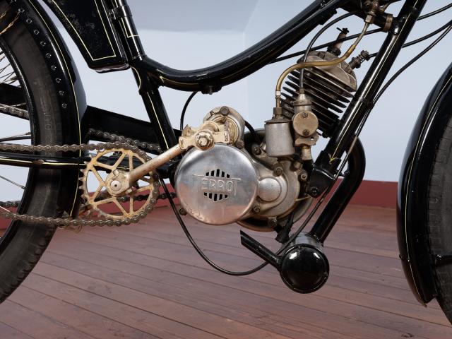 Motocyclette noire BMA TERROT pour dame et ecclésiastique type VM 1930 Moteur monocylindre 2 temps 100cm3 monovitesse à débrayage manuel