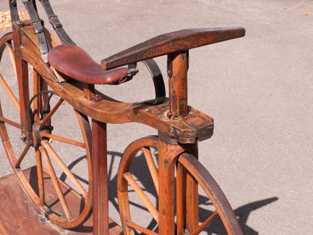 Draisienne à selle suspendue - detail selle 2