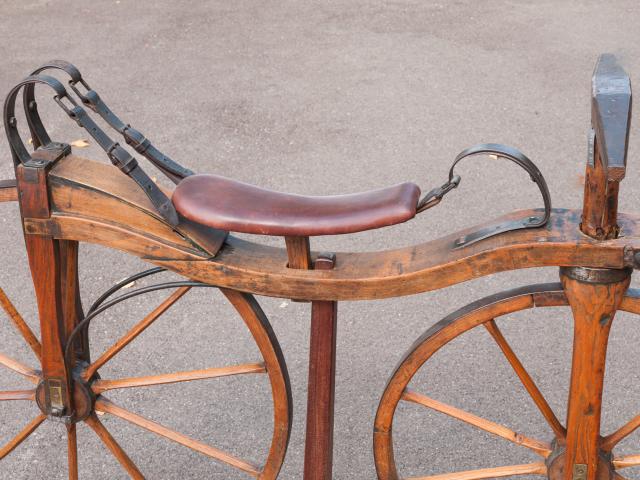 Draisienne à selle suspendue - detail selle