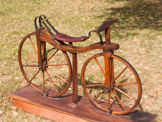 Draisienne à selle suspendue - face