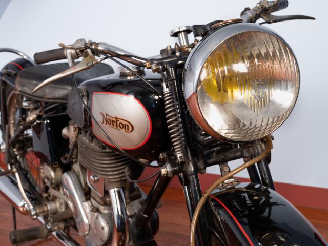 Moto Norton - Big four détail phare