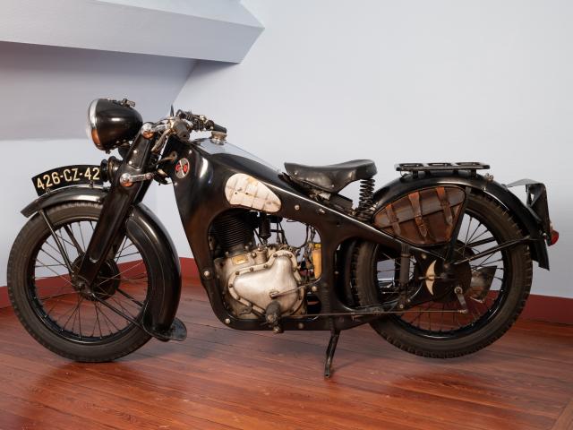 Motocyclette Gnome et Rhône Major côté