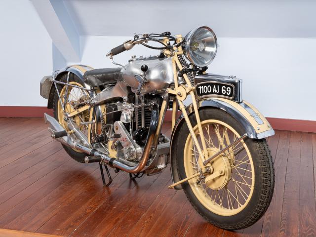 Motocyclette MGC - face droit