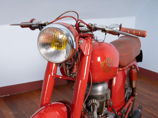 Motocyclette NEW IMPERIA - détail phare