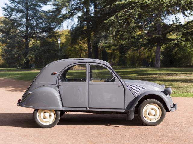 Automobile CITROEN 2CV Type AZ série 2 - Profil droit