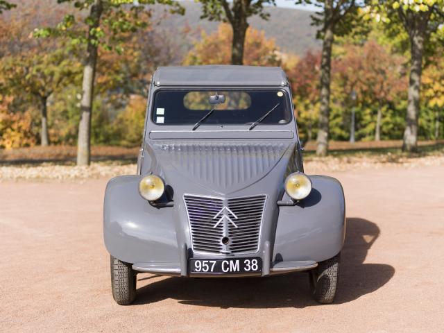 Automobile CITROEN 2CV Type AZ série 2 - Vue de face