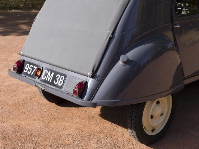 Automobile CITROEN 2CV Type AZ série 2 - Arrière du véhicule