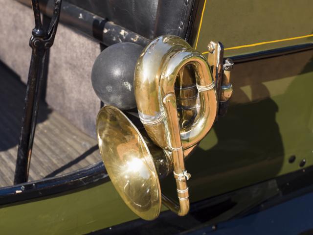Automobile FORD T Double phaéton - Détail klaxon