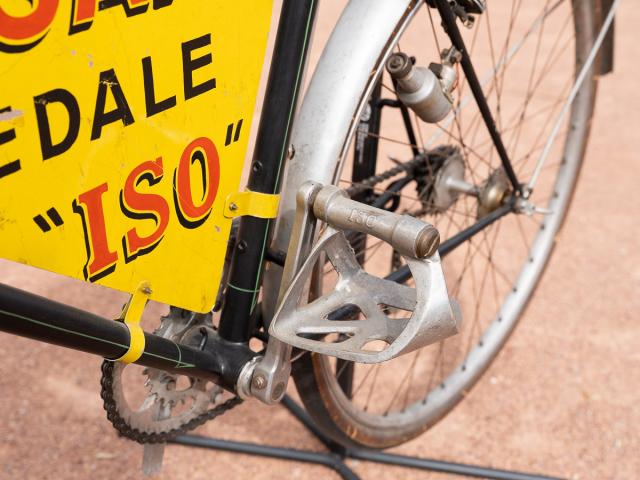 Bicyclette à pédales ISO C.I.M. - Détail pédale ISO