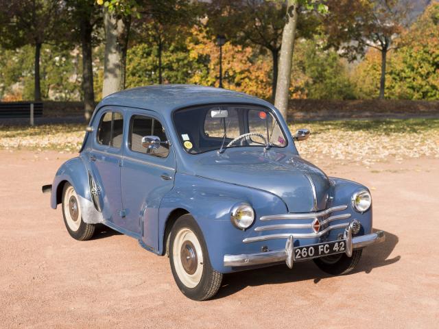 RENAULT 4CV berline Type R 1062 - Vue 3/4 avant côté droit