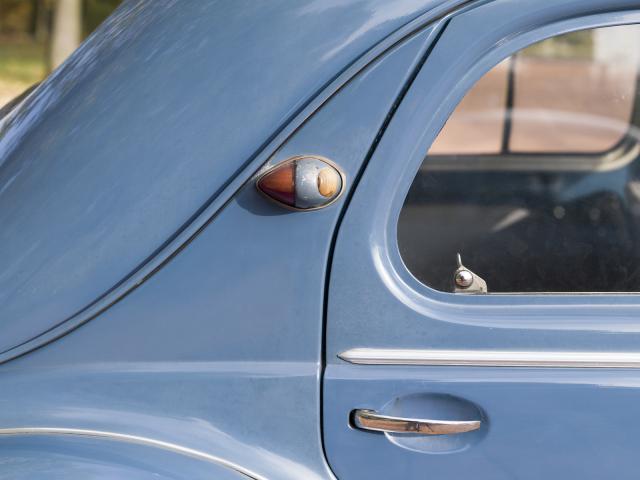 RENAULT 4CV berline Type R 1062 - Détail clignotant