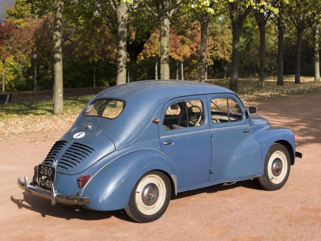 RENAULT 4CV berline Type R 1062 - Vue 3/4 arrière côté droit