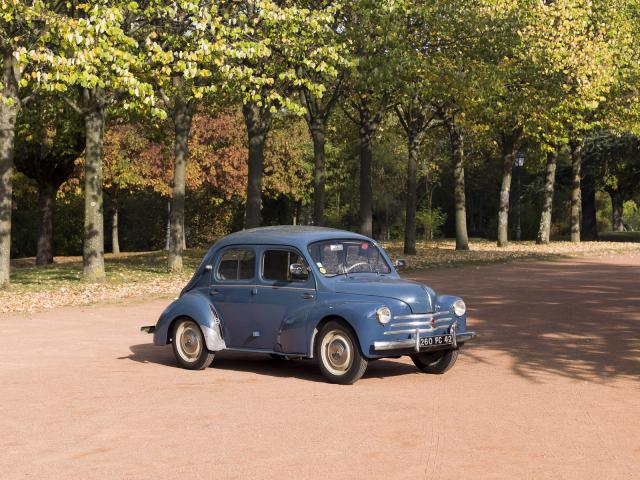 RENAULT 4CV berline Type R 1062 - Vue 3/4 avant côté droit